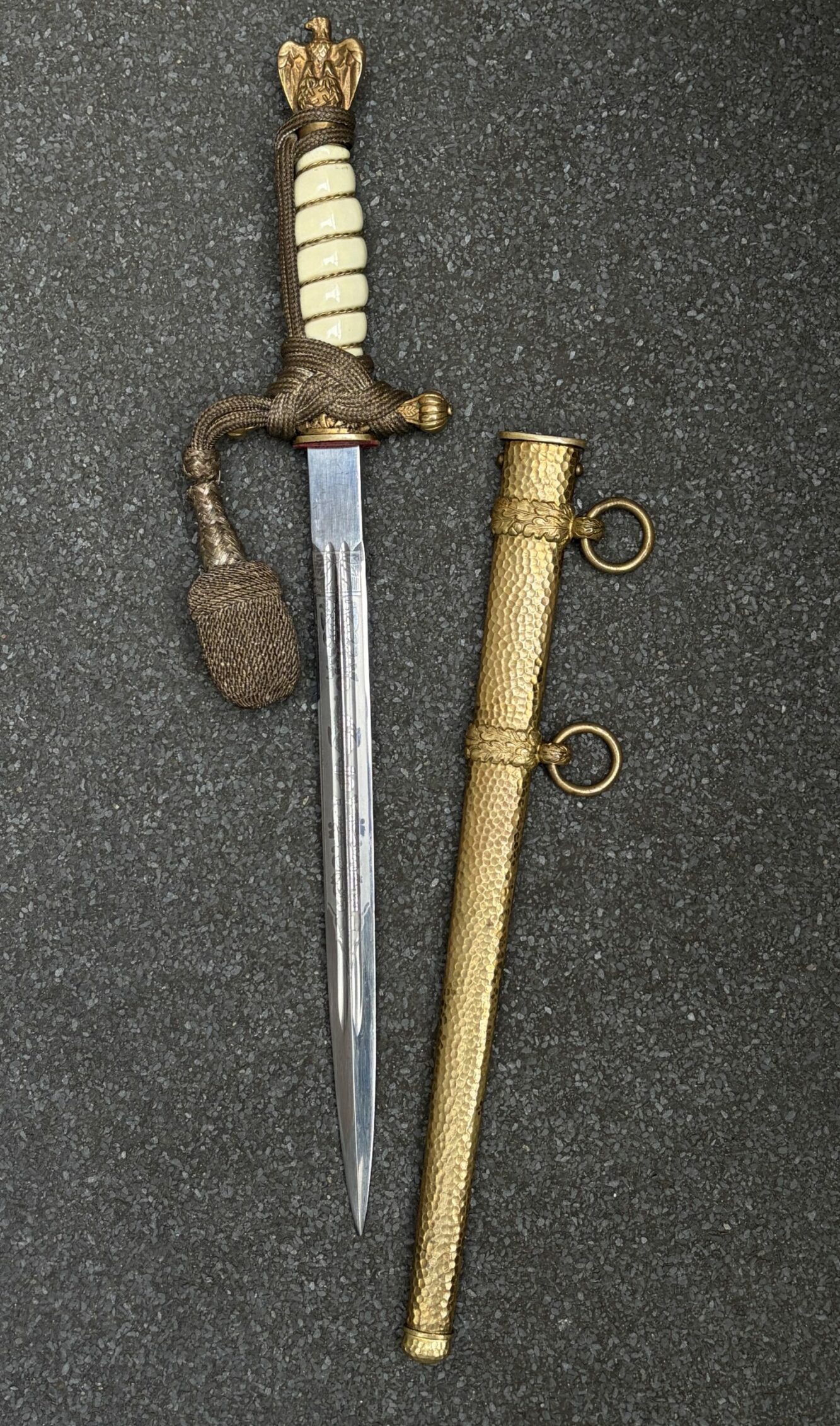 Морской кортик обр. 1938 г. (чеканные ножны). От Алексея С.